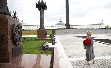 Председатель Совета Федерации В. Матвиенко возложила цветы к Вечному огню в Парке Победы на Поклонной горе