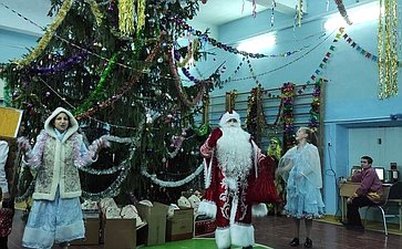 Вместе с Дедом Морозом и Снегурочкой на новогодней ёлке поздравляли детей-сирот Тельченской общеобразовательной школы-интерната Мценского района Орловской области