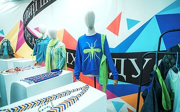 Сенаторы посетили Школу креативных индустрий на базе Окружного Дома народного творчества и Центр народных художественных промыслов и ремесел