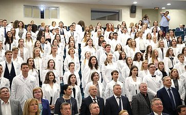Церемония посвящения в студенты будущих врачей в Национальном медицинском исследовательском центре имени В.А. Алмазова в Санкт-Петербурге
