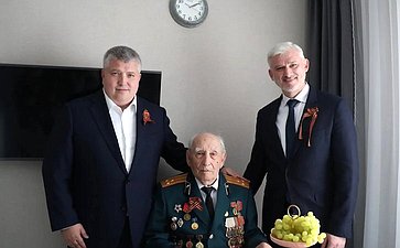 Евгений Дитрих почтил память погибших героев, возложив цветы к мемориалу «Вечный огонь славы»