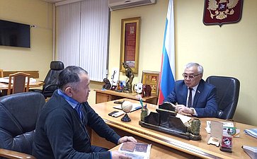 Баир Жамсуев во время рабочей поездки в регион 26 декабря провел прием граждан по личным вопросам в поселке Агинское