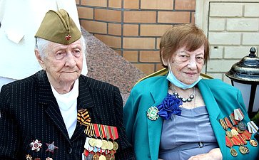Встреча Инны Святенко и Александра Варфоломеева с ветеранами Великой Отечественной войны