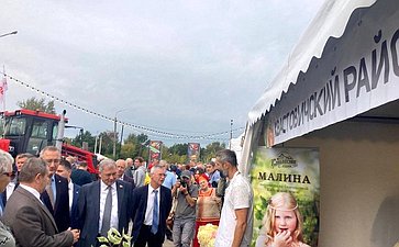 Анатолий Артамонов и Александр Савин посетили мемориальный комплекс «Безымянная высота» в Куйбышевском районе Калужской области