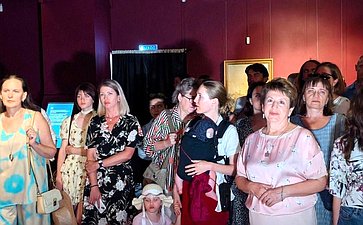 Екатерина Алтабаева приняла участие в акции в открытии выставки «К2. Куинджи-Крымов» в Российской галерее искусств