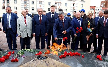 Валерий Семенов возложил цветы к памятнику-мемориалу «Героям войны и труда», а также к мемориальному комплексу «Норильская Голгофа»