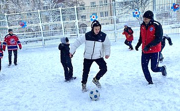Торжественное открытие спортивной площадки возле детско-юношеской школы самбо и дзюдо в Южно-Сахалинске