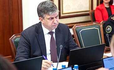 Круглый стол Комитета СФ по обороне и безопасности совместно с Комитетом СФ по социальной политике на тему «О деятельности государственных органов по поиску погибших, пропавших без вести и освобождению попавших в плен участников СВО»