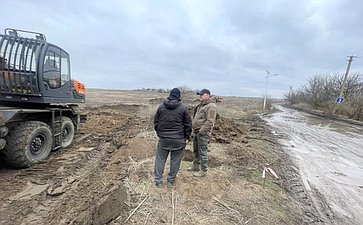 Игорь Кастюкевич ознакомился с ходом ремонтно-восстановительных работ двух мостов в Верхнерогачикском районе