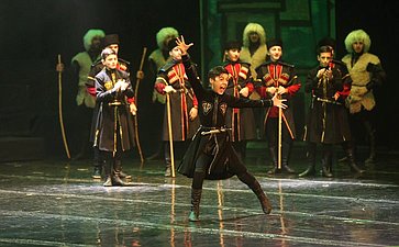 Делегация СФ побывала на фольклорном представлении в Государственном республиканском русском драматическом театре имени М. Горького