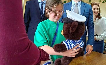 Артем Малащенков совместно с активистами «Движения Первых» из Смоленской области побывал на крупном предприятии, которое изготавливает игрушки