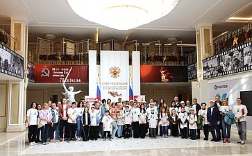 В Год защитника Отечества и 80-летия Победы в Великой Отечественной войне 1941–1945 годов сенаторы РФ и сотрудники Аппарата СФ провели акцию «Сад Памяти» — высадили 250 кустов сирени в музее-заповеднике «Горки Ленинские»