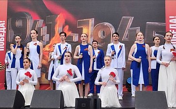 Александр Ролик во Владивостоке, в кампусе Дальневосточного федерального университета принял участие в патриотической акции «Международный Вальс Победы»