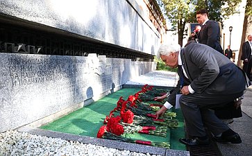 Председатель Совета Федерации Валентина Матвиенко и врио губернатора Новгородской области Александр Дронов возложили венки к Мемориалу «Вечный огонь славы»