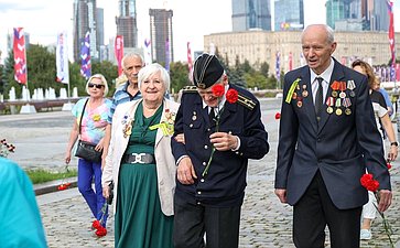 Возложение цветов делегации общества «Жители блокадного Ленинграда» к монументу «Ленинградский фронт» в Парке Победы