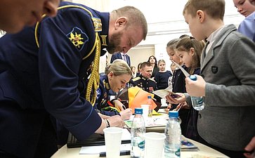 В Совете Федерации состоялась встреча московских школьников с Героями России, сенаторами Российской Федерации — участниками боевых действий