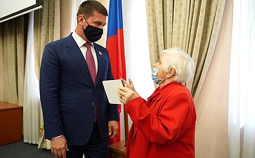 Андрей Чернышев передал медаль погибшего советского солдата его родственникам из Иркутска