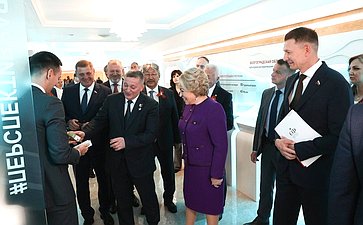 Валентина Матвиенко и Андрей Бочаров осмотрели выставку, посвященную перспективным направлениям развития Волгоградской области