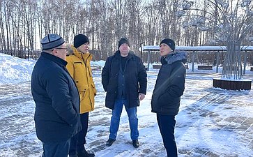 Амыр Аргамаков в ходе поездки в регион посетил обустраиваемую площадку Парка культуры и отдыха «Березовая роща»