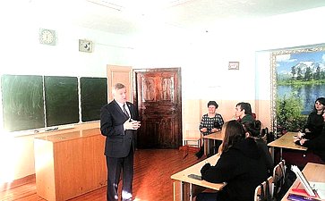 Сергей Михайлов в рамках рабочей поездки в регион встретился с учащимся школы №9 города Нерчинска