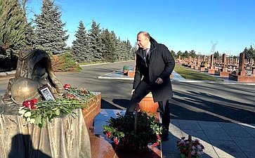 Виктор Шептий возложил цветы к памятнику «Древо скорби» и памятнику бойцам спецназа, погибшим при штурме Бесланской школы № 1