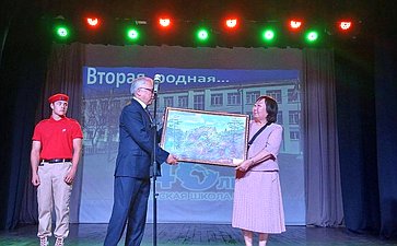Баир Жамcуев поздравил Агинскую среднюю школу номер два со 140-летним юбилеем