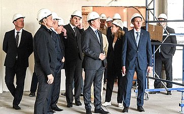 Сенаторы РФ осмотрели площадки строительства школы в поселке Московский Тюменского муниципального района