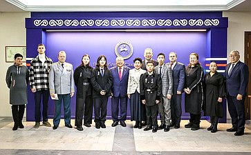 Егор Борисов и Сахамин Афанасьев провели в г. Якутске торжественную церемонию награждения детей-героев