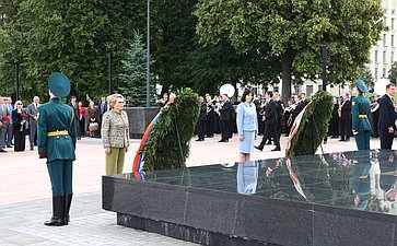 Церемония возложения венков к Вечному огню