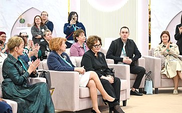 Торжественное открытие трека «Женский взгляд». Мероприятие проходит в рамках XVI Международного экономического форума «Россия – Исламский мир: KazanForum» (фото Пресс-служба Госсовета РТ)