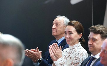 В рамках работы Х Парламентского форума «Историко-культурное наследие России» в Великом Новгороде Валентина Матвиенко посетила детскую общеобразовательную школу имени Г.Р. Державина и Дом музыки имени С.В. Рахманинова