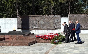 В г. Екатеринбурге сенаторы РФ провели церемонии возложения цветов к Широкореченскому военно-мемориальному комплексу, посвященному погибшим в Великой Отечественной войне, а также к военно-мемориальному комплексу «Черный тюльпан»