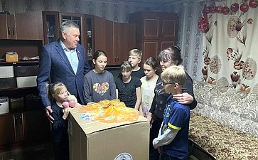 Олег Кувшинников вручил электроплиту многодетной семье из Вологодского округа