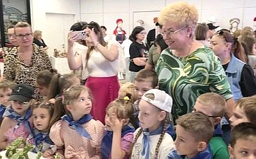 Ольга Бас в ходе рабочей поездки в регион посетила выставку-форум «Игрушки из бабушкиного сундучка»