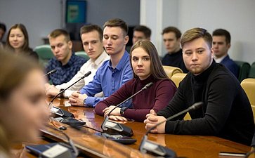 Владимир Кравченко провел встречу со студентами и представителями молодежных организаций Томской области