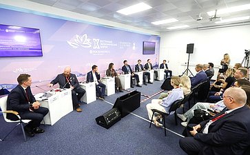 Сессия «Инвестиции в киберустойчивость: как рискориентированный подход меняет традиционную модель кибербезопасности». X Восточный экономический форум