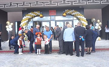 Баир Жамсуев посетил поселок Агинское и принял участие в открытии новой школы в микрорайоне «Западный»