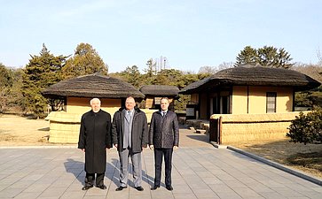 Посещение родного дома Ким Ир Сена в Мангёндэ
