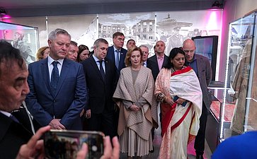 Сенаторы РФ возложили цветы к мемориалу Воину-освободителю в парке им. Ленинского комсомола в Махачкале (фото пресс-служба Министерства экономики и территориального развития Республики Дагестан)