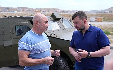 Александр Вайнберг вручил бронированный автомобиль и военное снаряжение главе ДНР Денису Пушилину