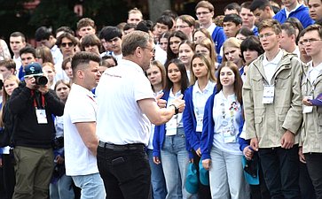Участники «Поезда Памяти» возложили цветы к Могиле Неизвестного Солдата в Александровском саду и посетили Кремль