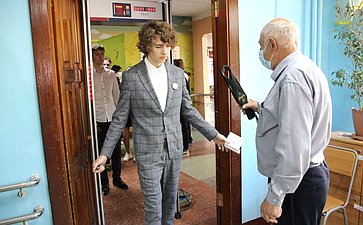 Андрей Базилевский посетил гимназию № 3 имени М.Ф. Панькова г. Хабаровска при проведения экзамена по русскому языку