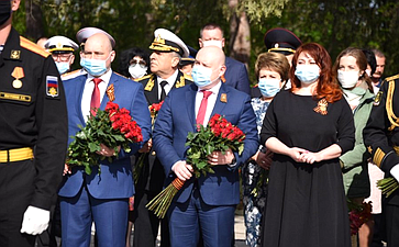 Сенаторы Е. Алтабаева и В. Куликов в Севастополе приняли участие в возложении цветов