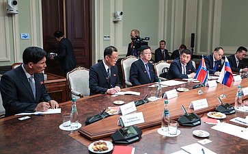 Встреча первого заместителя председателя Комитета СФ по международным делам Владимира Джабарова с руководителем группы содействия развитию корейско-российской дружбы в Верховном народном собрании КНДР Ли Чхолем