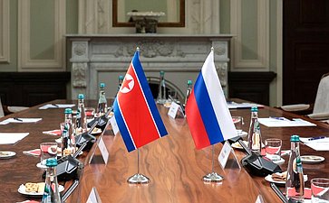 Встреча первого заместителя председателя Комитета СФ по международным делам Владимира Джабарова с руководителем группы содействия развитию корейско-российской дружбы в Верховном народном собрании КНДР Ли Чхолем
