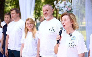 В День семьи, любви и верности во Владимирской области состоялось Всероссийская акция «День рождения семьи», в ходе которой сенаторы поздравили молодожёнов