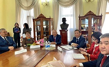 Егор Борисов в торжественной обстановке выразил слова благодарности работникам библиотечной системы родной Якутии