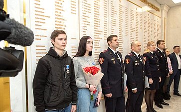 Екатерина Алтабаева и Сергей Колбин наградили медалями Совета Федерации детей-героев, проявивших личное мужество в экстремальной ситуации
