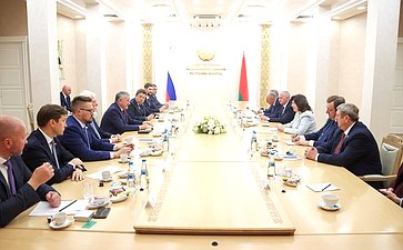 Встреча сенаторов с Председателем Совета Республики Национального собрания Беларуси Натальей Кочановой (фото: Пресс-служба Совета Республики Национального собрания Беларуси)