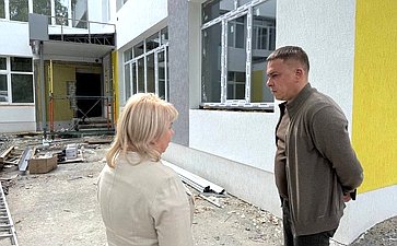 Айрат Гибатдинов в рамках контроля за реализацией национальных проектов посетил образовательные учреждения города, где ведутся капитальные ремонтные работы